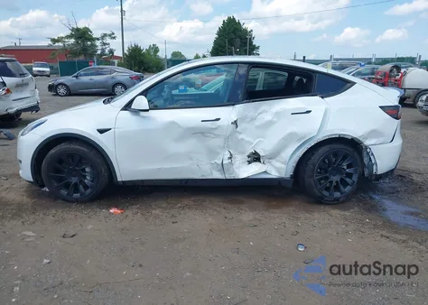 2023 Tesla Model Y Awd/Long Range Dual Motor All-Wheel Drive z USA, uszkodzony, nr VIN 7SAYGDEE8PA059111
